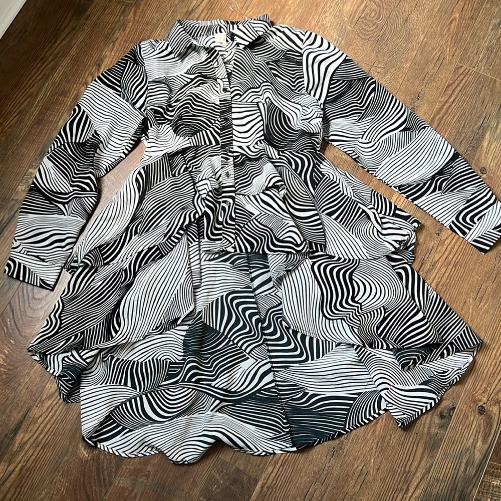 Black and white hi-lo peplum ruffle top